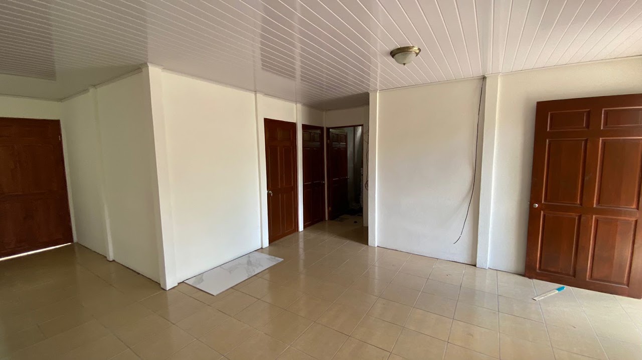 Pasillo interior con puertas de madera
